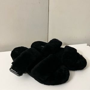 UGG black fuzz yeah slides
Size 7